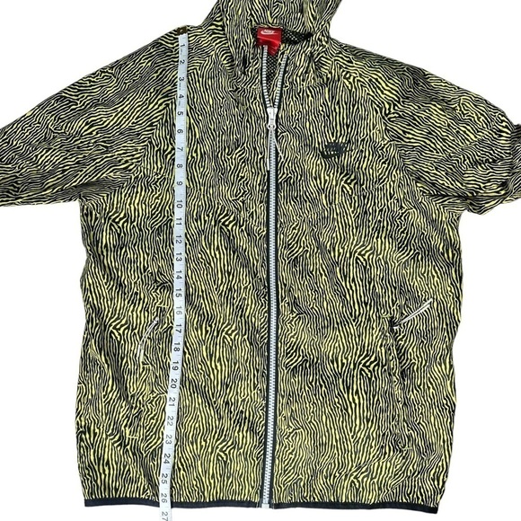Nike Foldaway Light Running Safari Print
Jacket. Size Medium - Picture 3 of 12